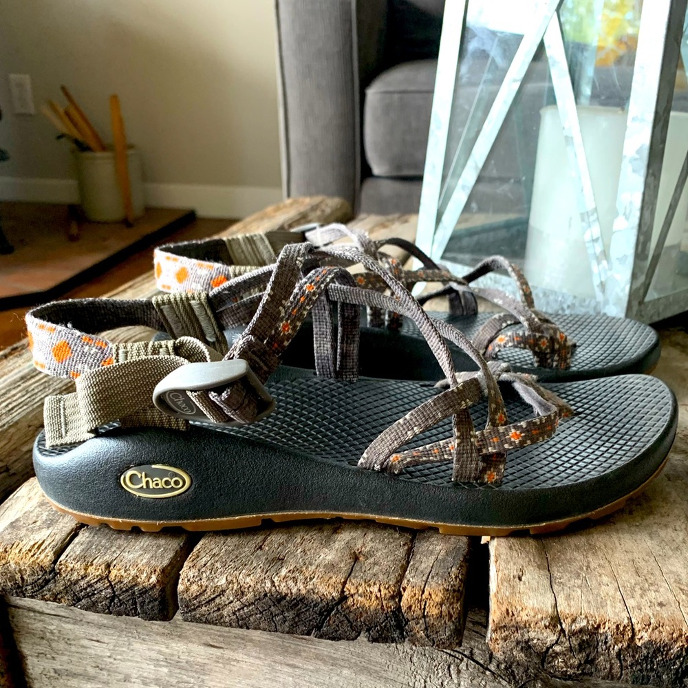 Chaco’s in a brown floral pattern. Strappy with toe ring. Size 9. Guc